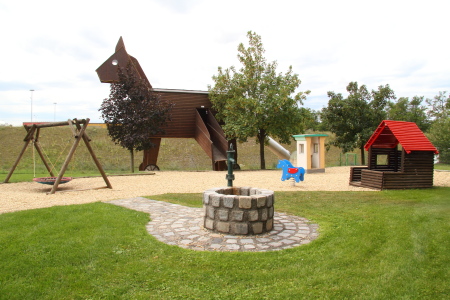 Spielplatz mit trojanischem Pferd beim Oldtimer Guntramsdorf